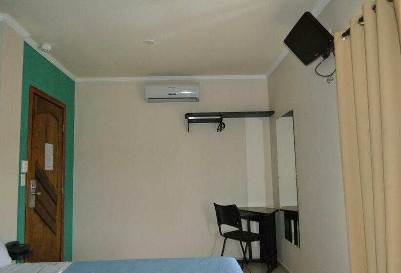 标准三人间, Poloni