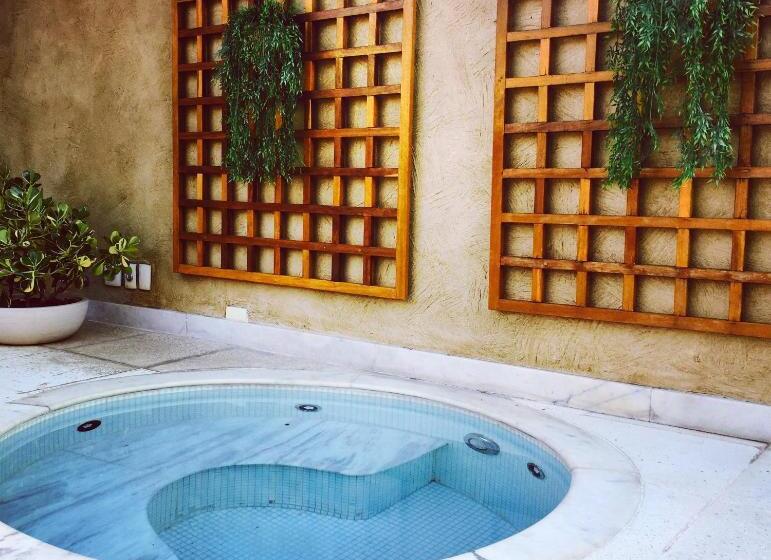 풀장 전망 스위트, Abayomi