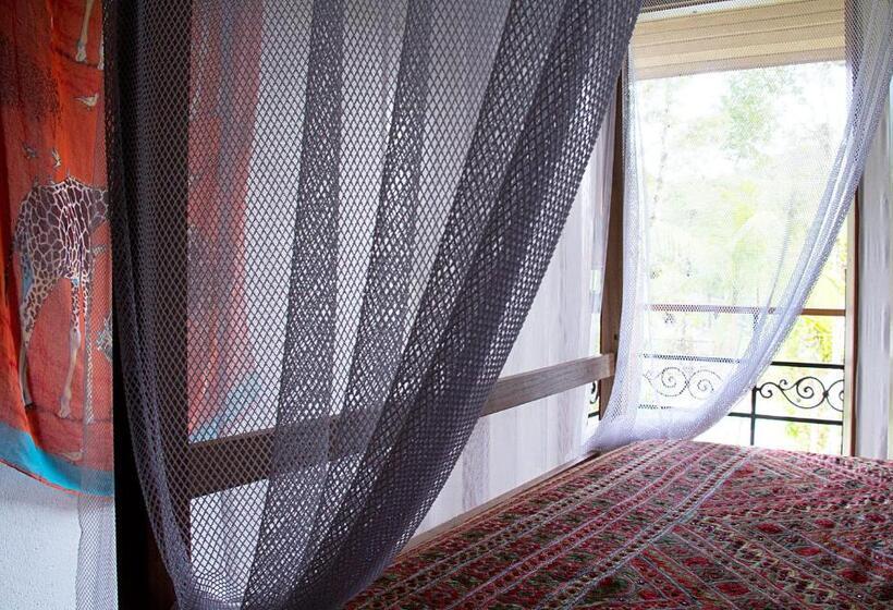 家庭间, Estalagem Camburi