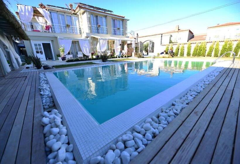 اتاق لوکس با چشمانداز باغ, Sade Alacati