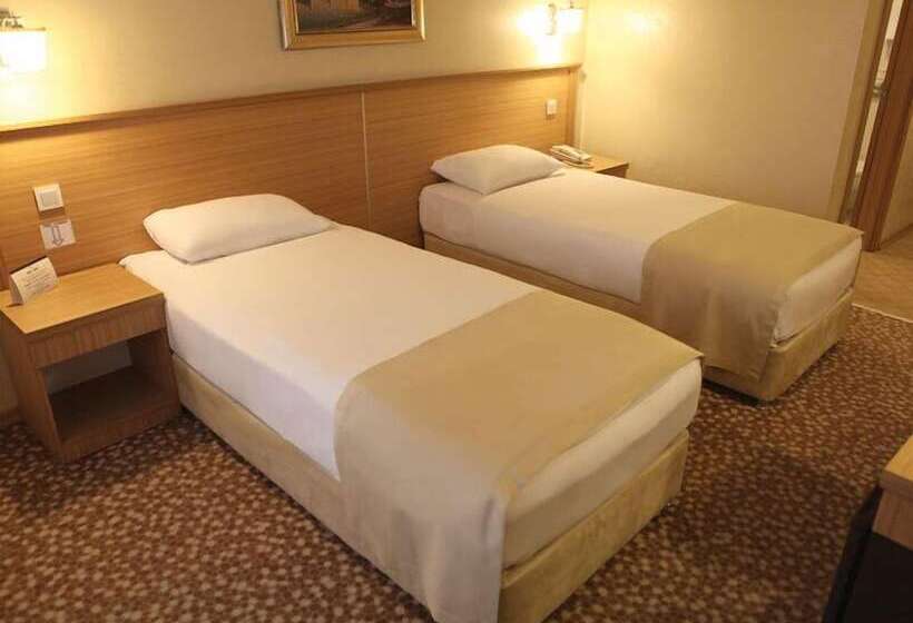 غرفة قياسية ثلاثية, Sun Inn