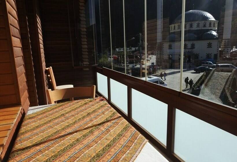 스탠다드 트리플 발코니 룸, Zengin Motel