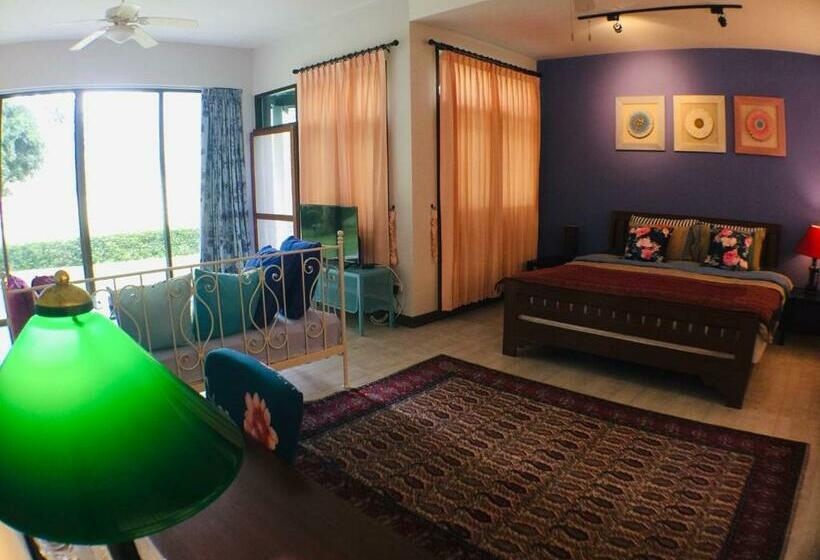 اتاق لوکس, Gumbie House