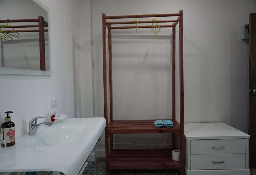 Номер Deluxe, Gumbie House