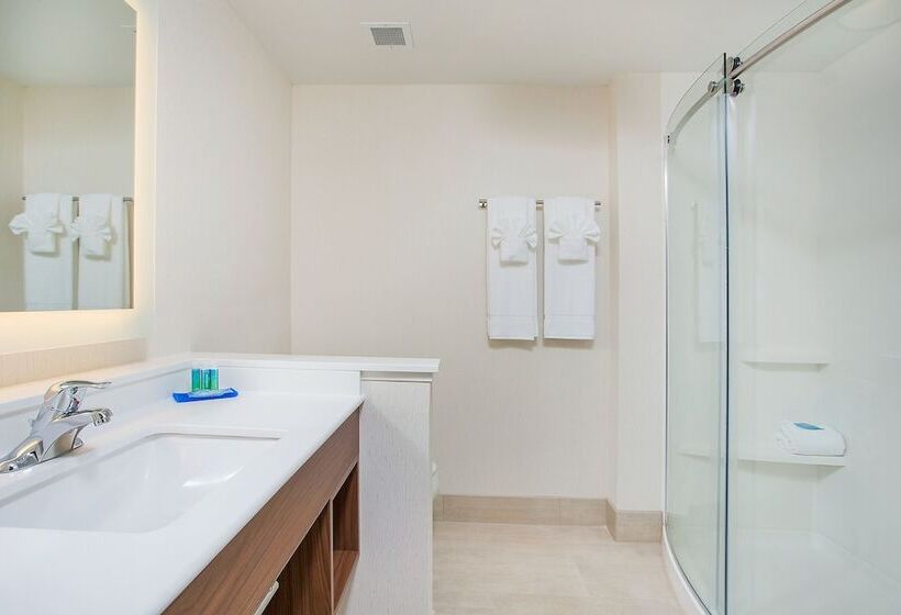 جناح لذوى الاحتياجات الخاصة, Holiday Inn Express & Suites Covington, An Ihg