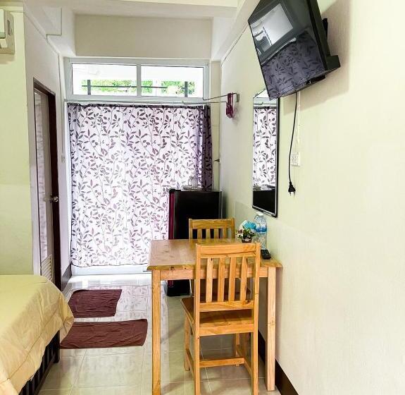 三人经典房间, Rueangrat