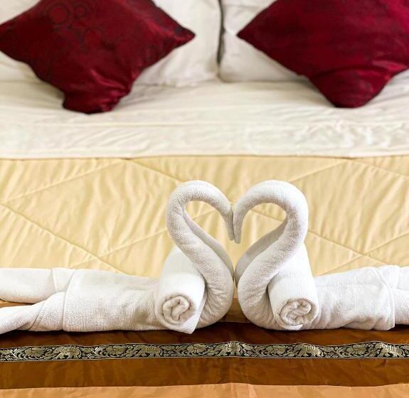 家庭间, Rueangrat