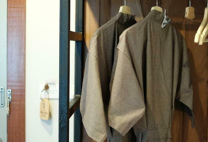 디럭스 룸, The Brown House