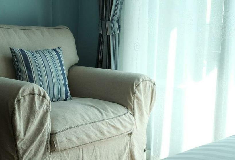 디럭스 룸, The Brown House