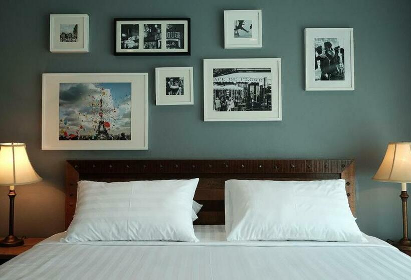 디럭스 룸, The Brown House