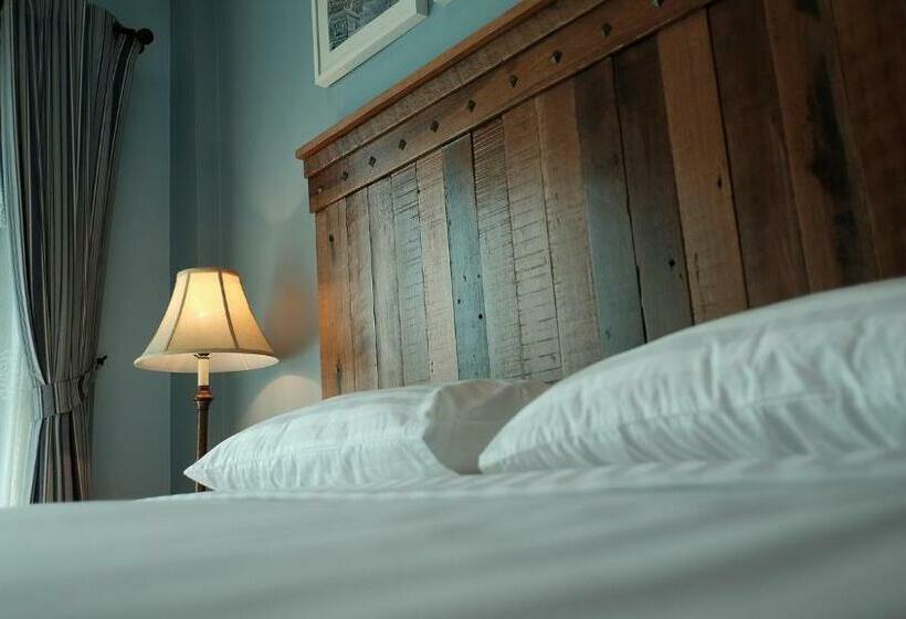 디럭스 룸, The Brown House