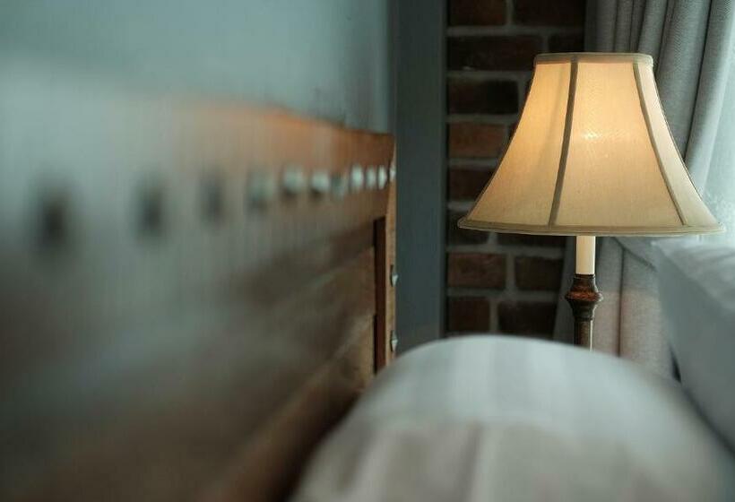 디럭스 룸, The Brown House