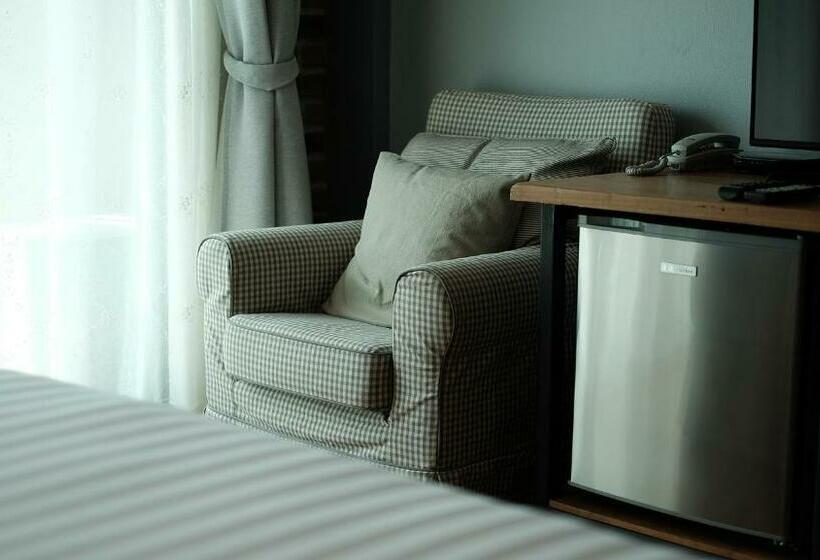 디럭스 룸, The Brown House