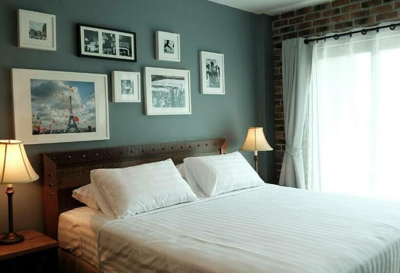 디럭스 룸, The Brown House