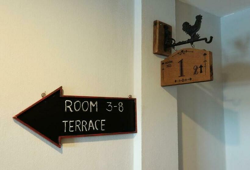 디럭스 룸, The Brown House