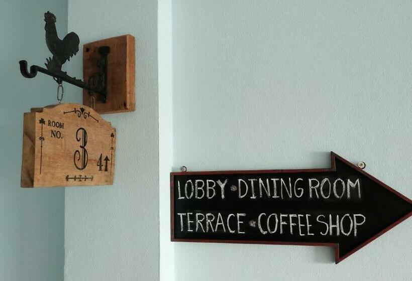 디럭스 룸, The Brown House