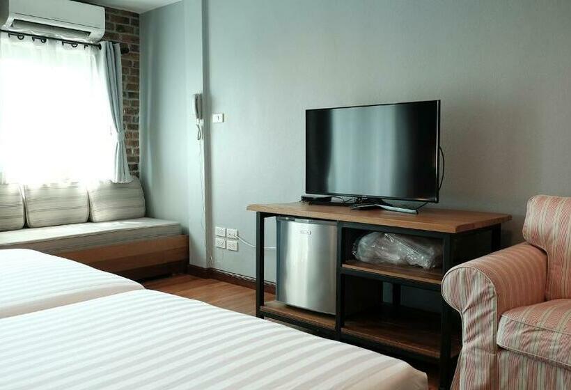 디럭스 룸, The Brown House