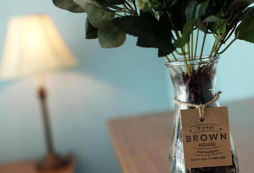 디럭스 룸, The Brown House