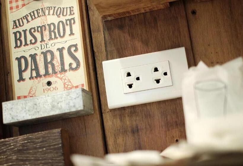 디럭스 룸, The Brown House