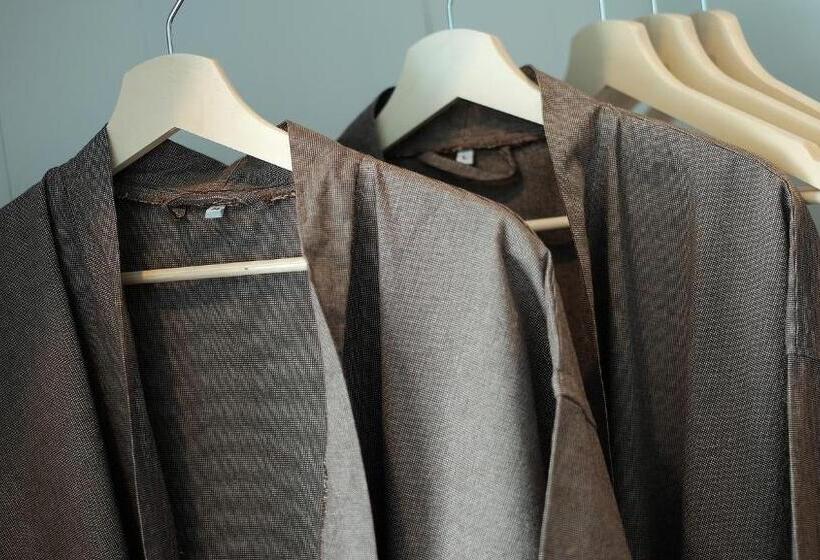 디럭스 룸, The Brown House