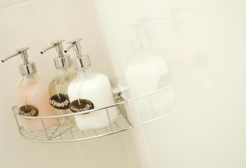 디럭스 룸, The Brown House