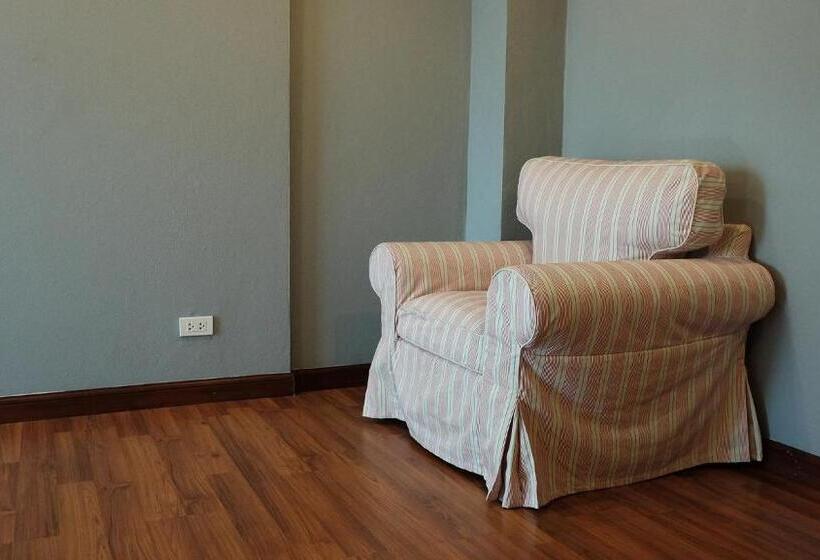 디럭스 룸, The Brown House