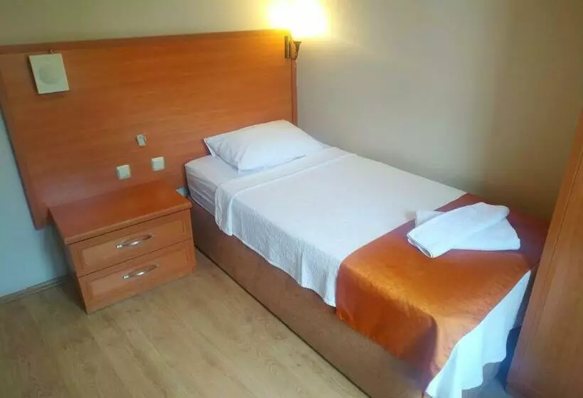 Standard Yhden Hengen Huone, Yalcin
