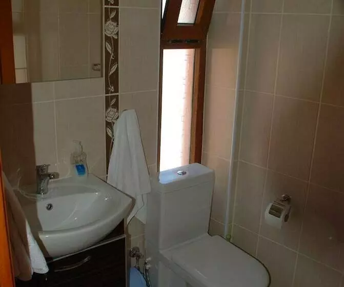 Standard Yhden Hengen Huone, Yalcin