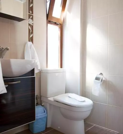 Standard Yhden Hengen Huone, Yalcin