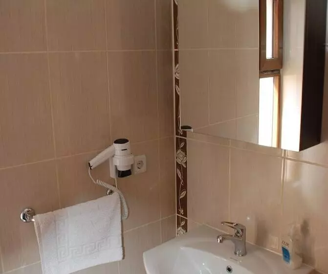 Standard Kolmen Hengen Huone, Yalcin
