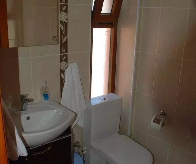 Standard Kolmen Hengen Huone, Yalcin