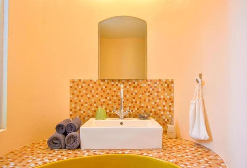 스탠다드 방갈로, Le Divine Comedie Beach Resort