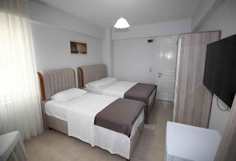 חדר דלוקס לשלושה, Pegasus Motel