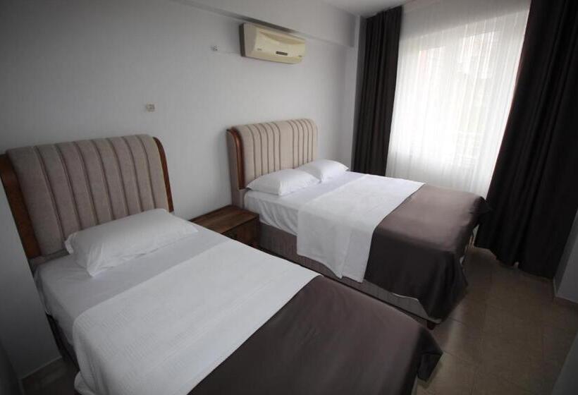 חדר דלוקס לשלושה, Pegasus Motel