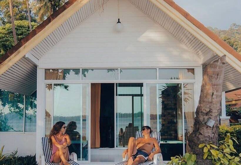 Villa 1 Makuuhuone Merinäkymä, Adang Island Resort