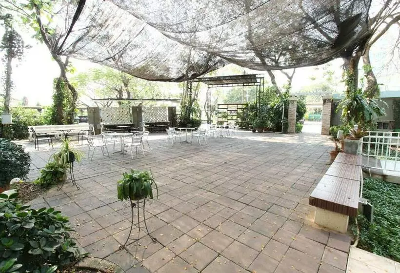 اتاق سوپریور, Rattana Park