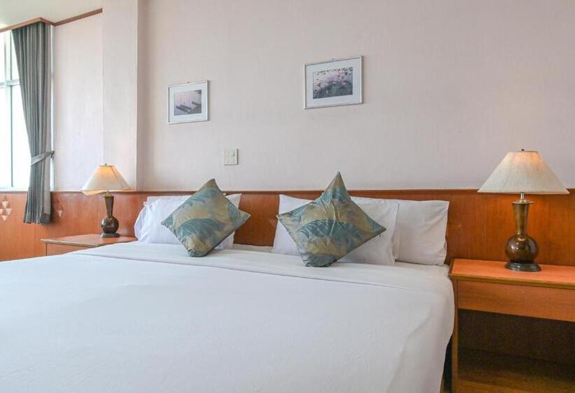 חדר דלוקס, Rattana Park