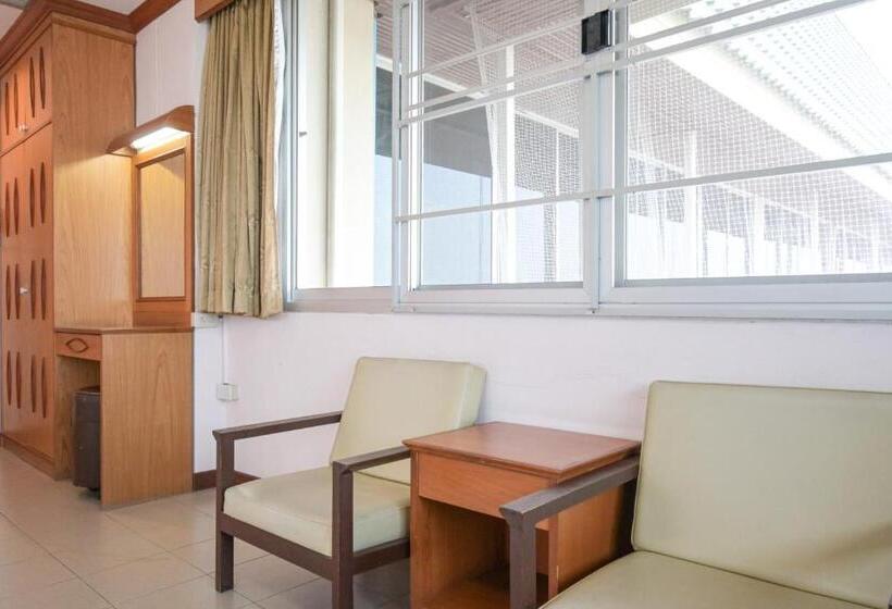 סוויטה משפחתית, Rattana Park