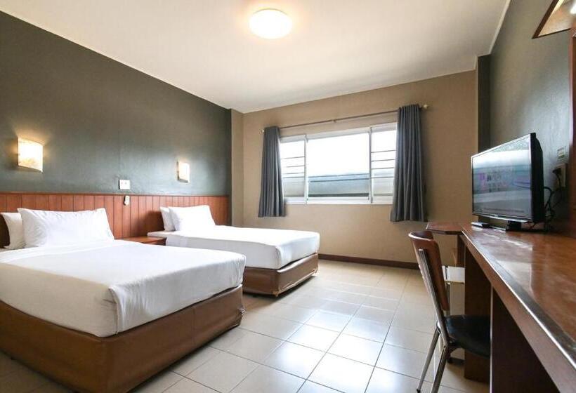 חדר אקונומי, Rattana Park