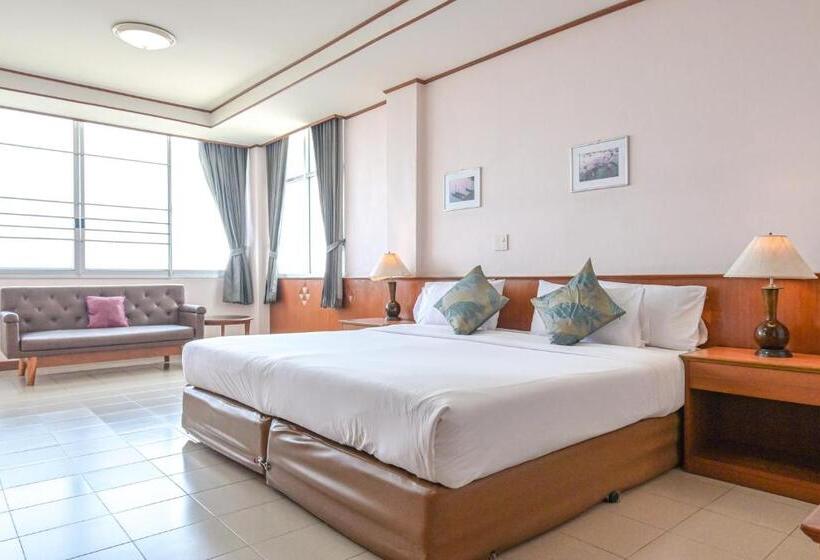 חדר דלוקס, Rattana Park