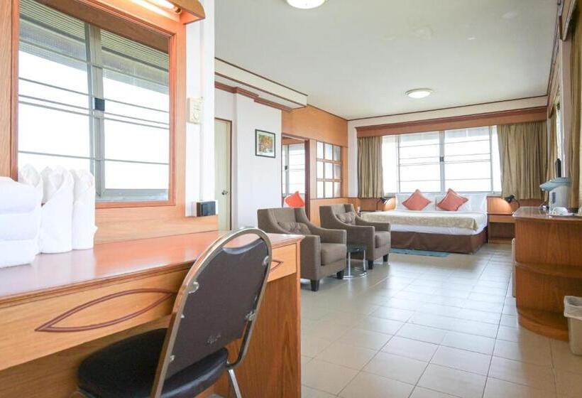 סוויטה משפחתית, Rattana Park