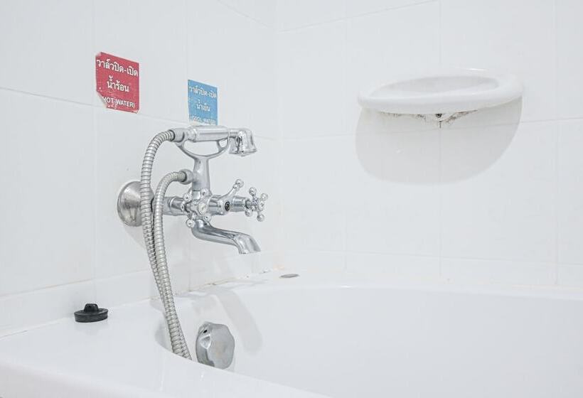 סוויטה משפחתית, Rattana Park