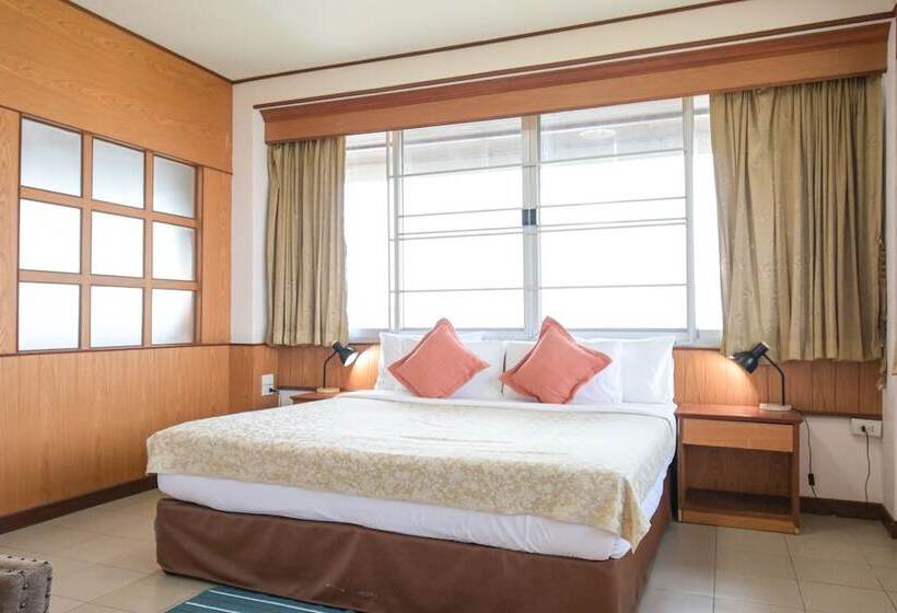 סוויטה משפחתית, Rattana Park