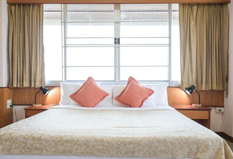 סוויטה משפחתית, Rattana Park