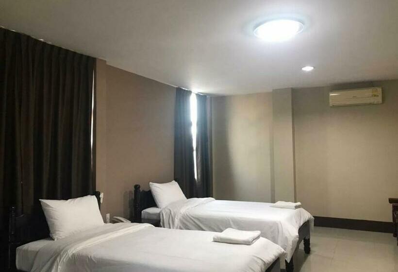 디럭스 룸, Submukda Phoomplace