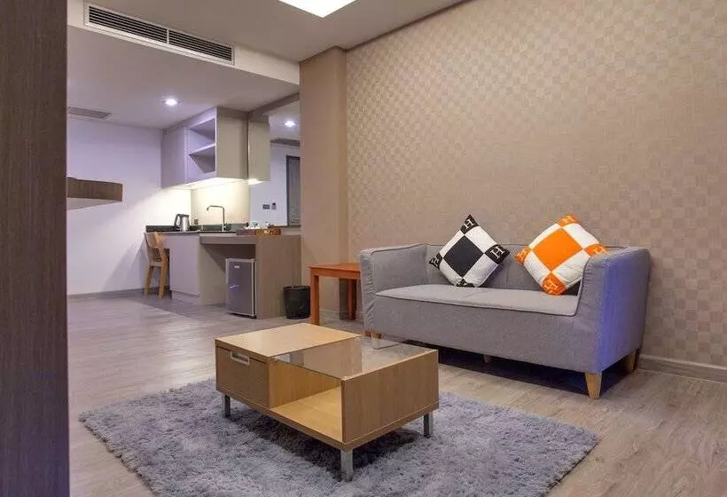 سوییت با چشم‌انداز استخر, The Zense Boutique