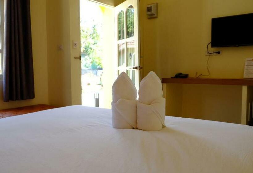 带花园景观和一个卧室的别墅, Wangpla Villa Resort