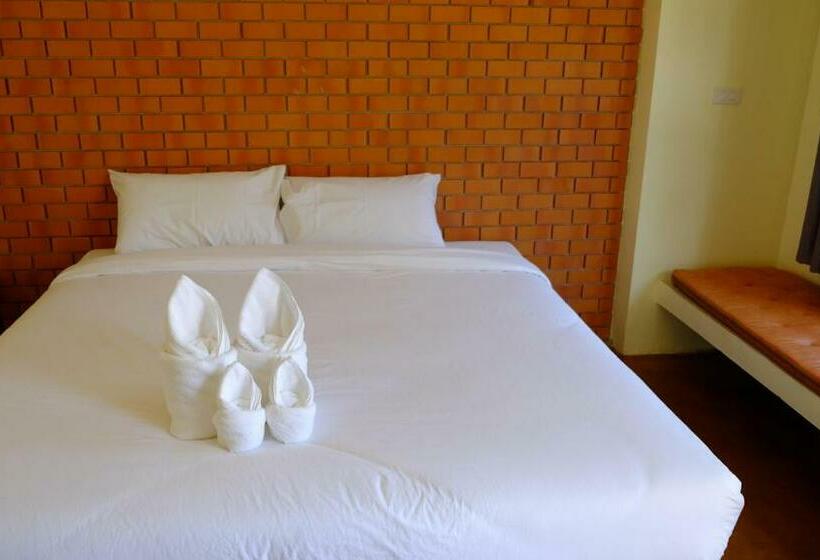 带花园景观和一个卧室的别墅, Wangpla Villa Resort