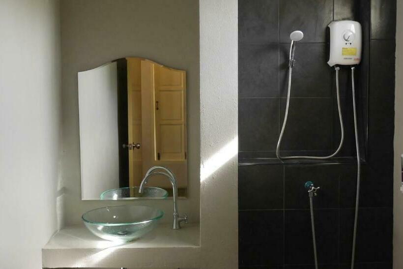 带花园景观和一个卧室的别墅, Wangpla Villa Resort