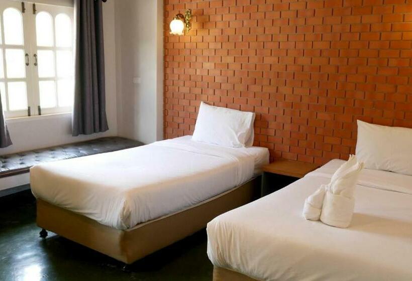 带花园景观和一个卧室的别墅, Wangpla Villa Resort